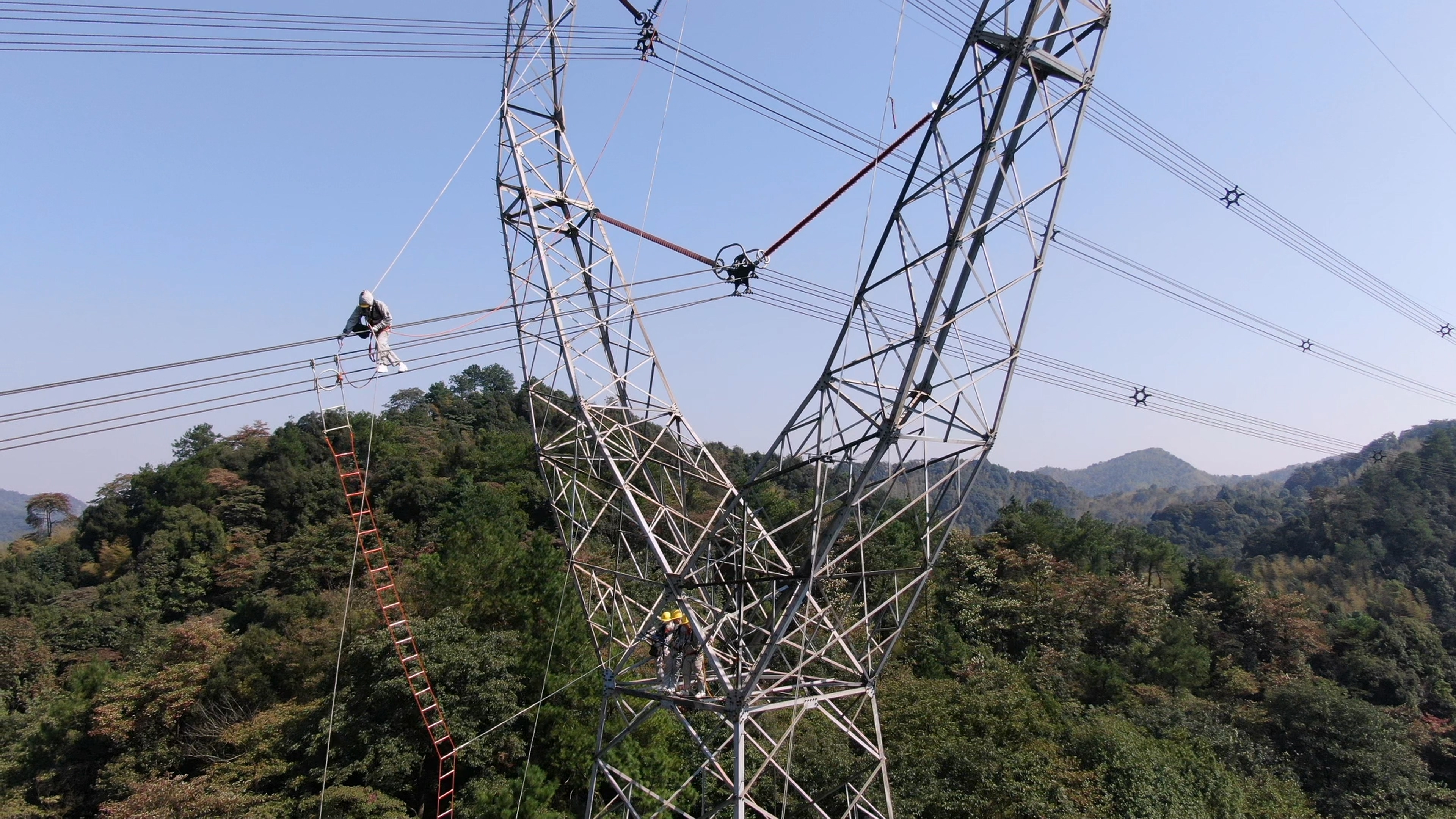 國網湖南電力開展國內首次500千伏緊湊型線路帶電作業